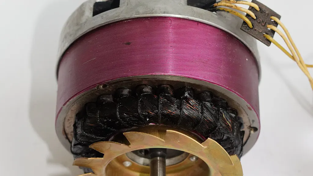 Moteur asynchrone triphasé : principe et couplages étoile et triangle